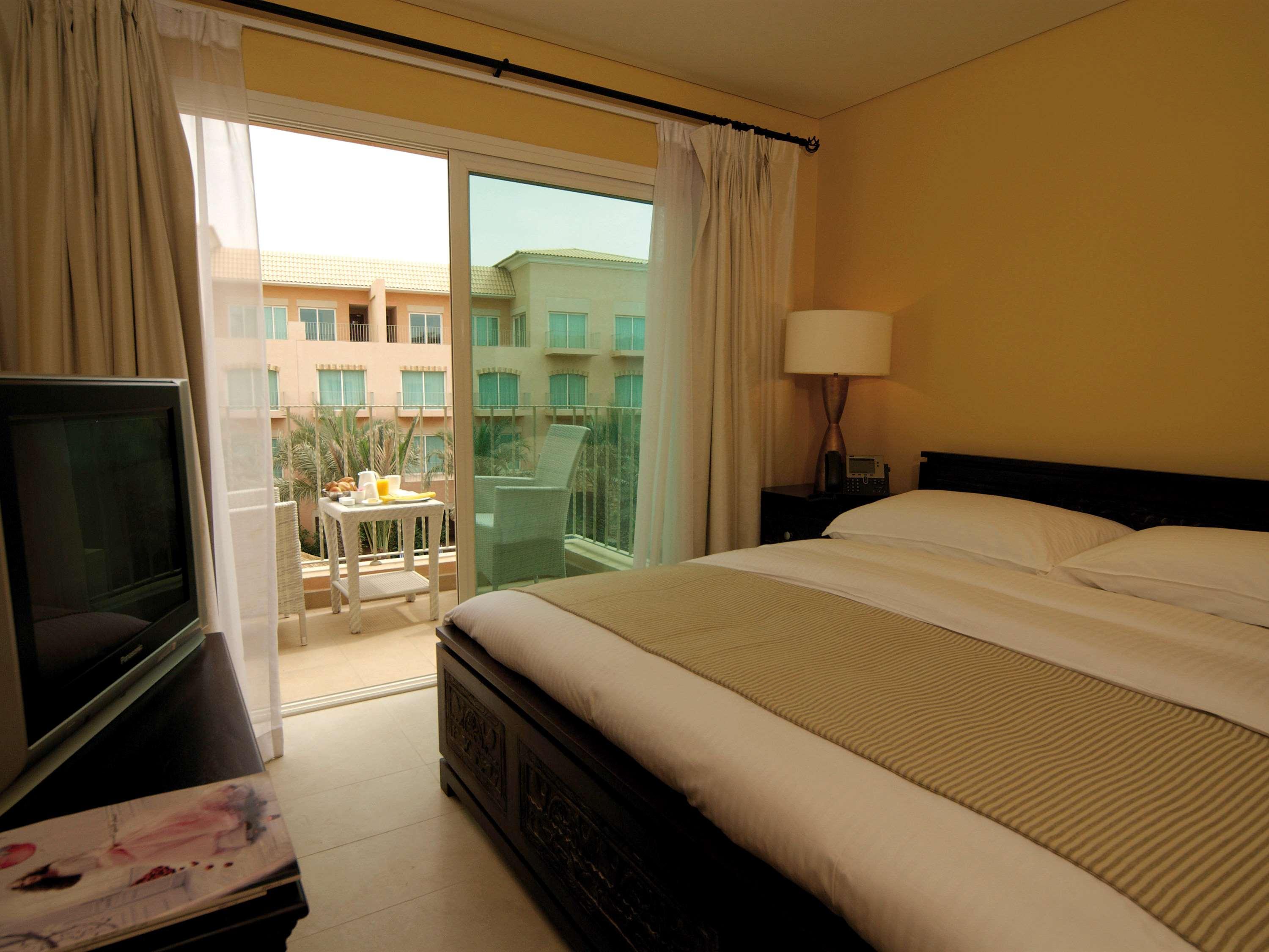 Mövenpick Hotel & Resort Al Bida'a Salmiya Exterior foto A bedroom at the hotel
