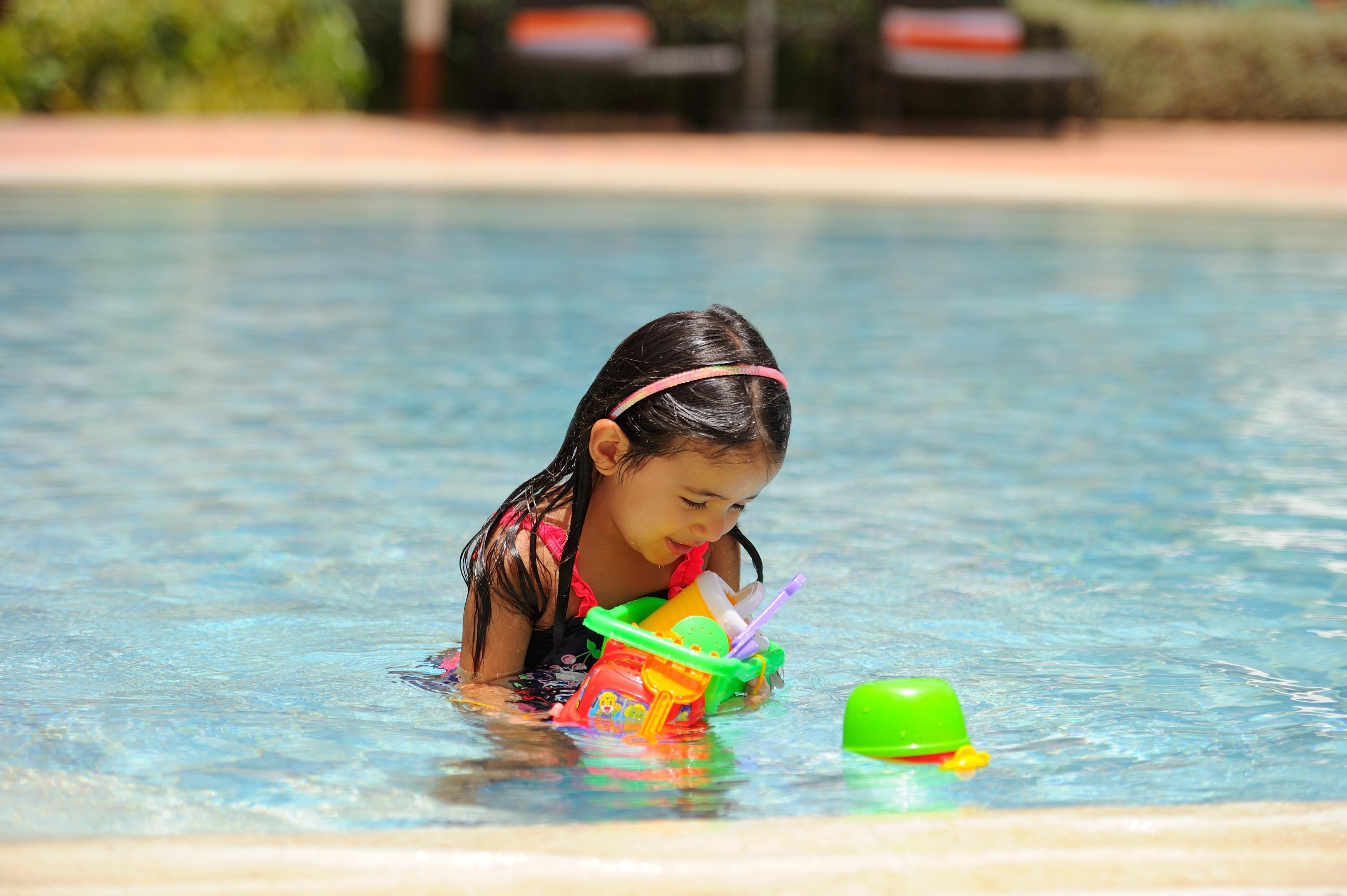 Mövenpick Hotel & Resort Al Bida'a Salmiya Exterior foto A child playing with toys in a swimming pool