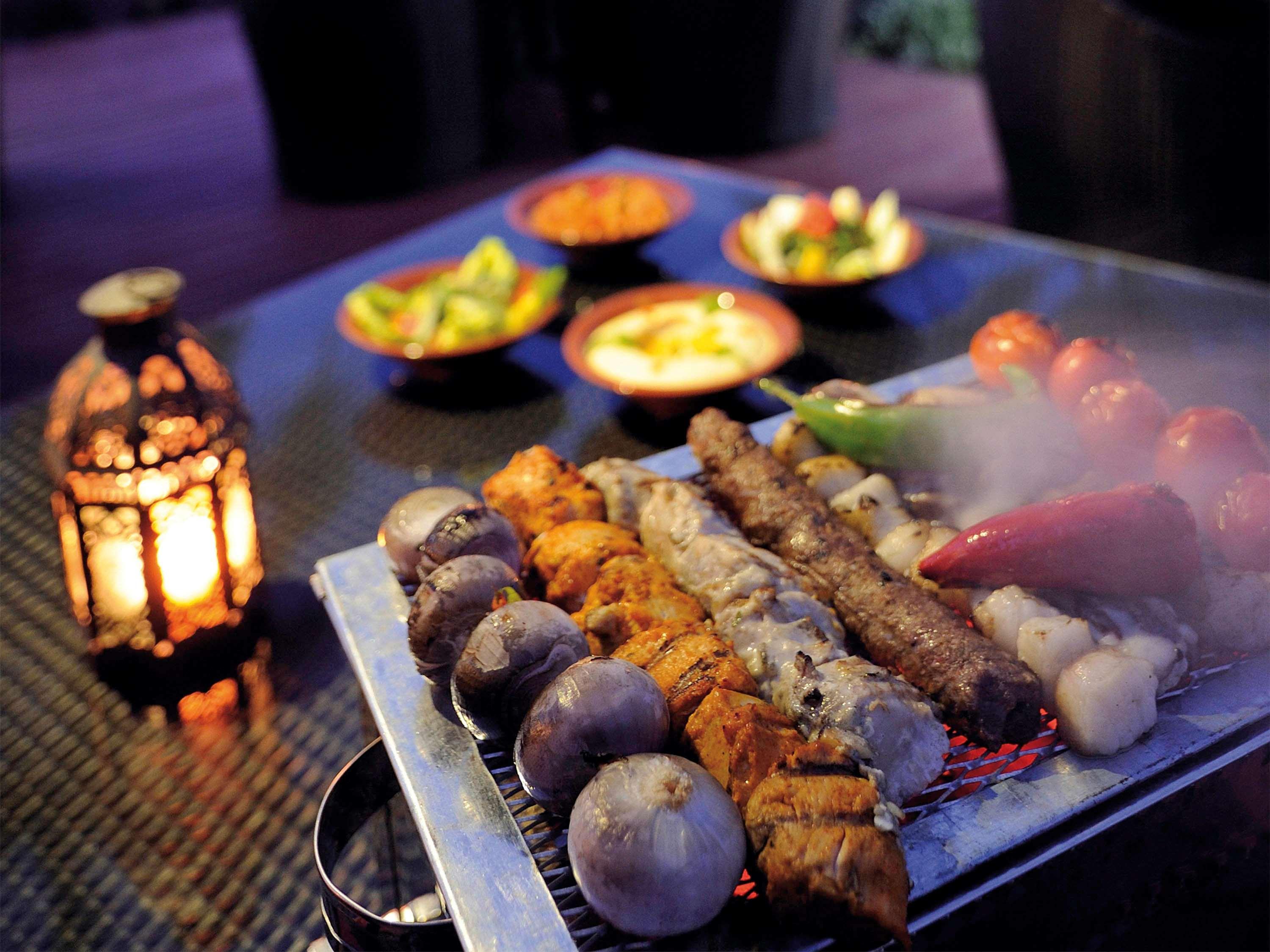 Mövenpick Hotel & Resort Al Bida'a Salmiya Exterior foto A selection of kebabs