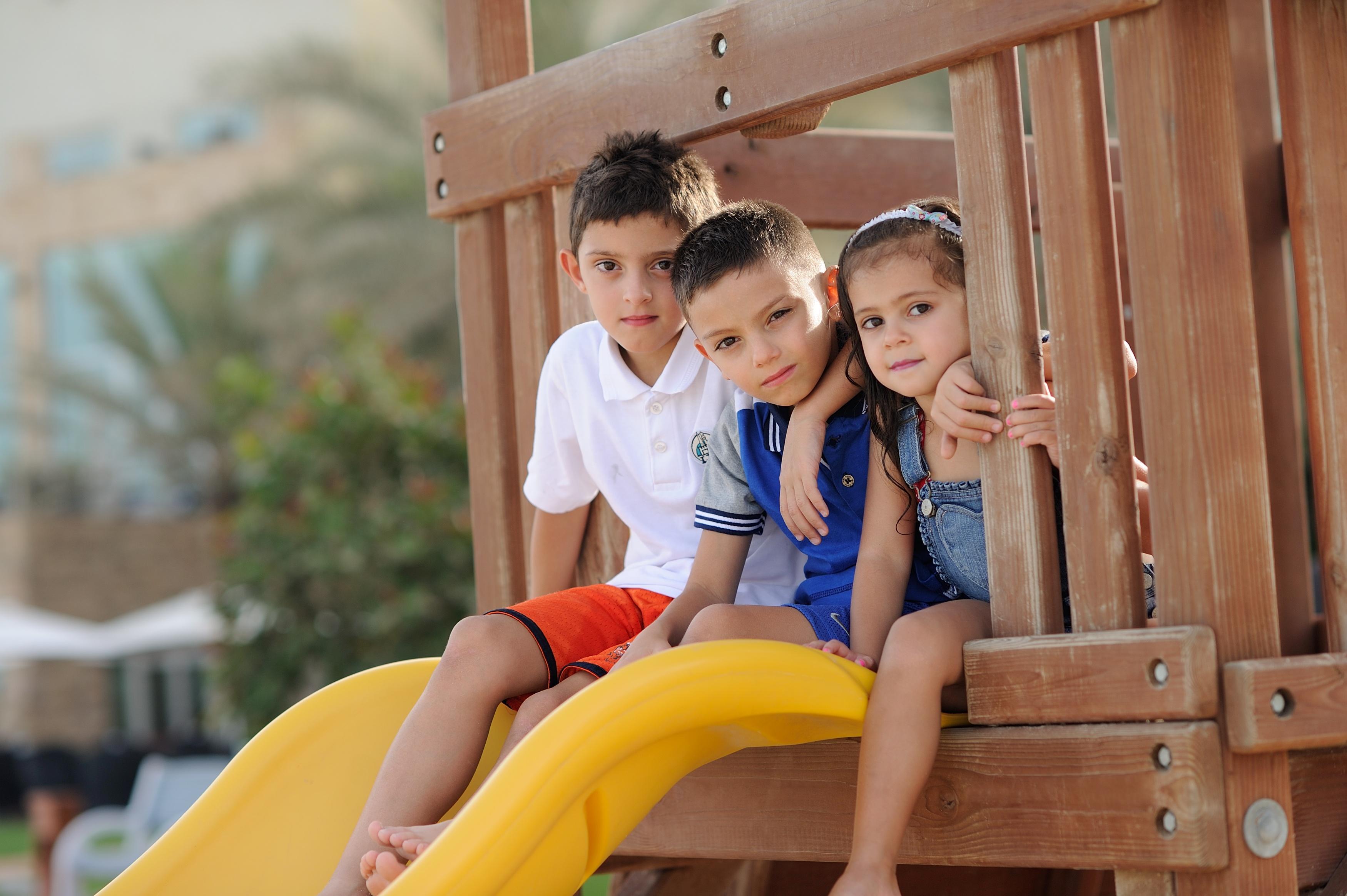 Mövenpick Hotel & Resort Al Bida'a Salmiya Exterior foto Children playing on a slide