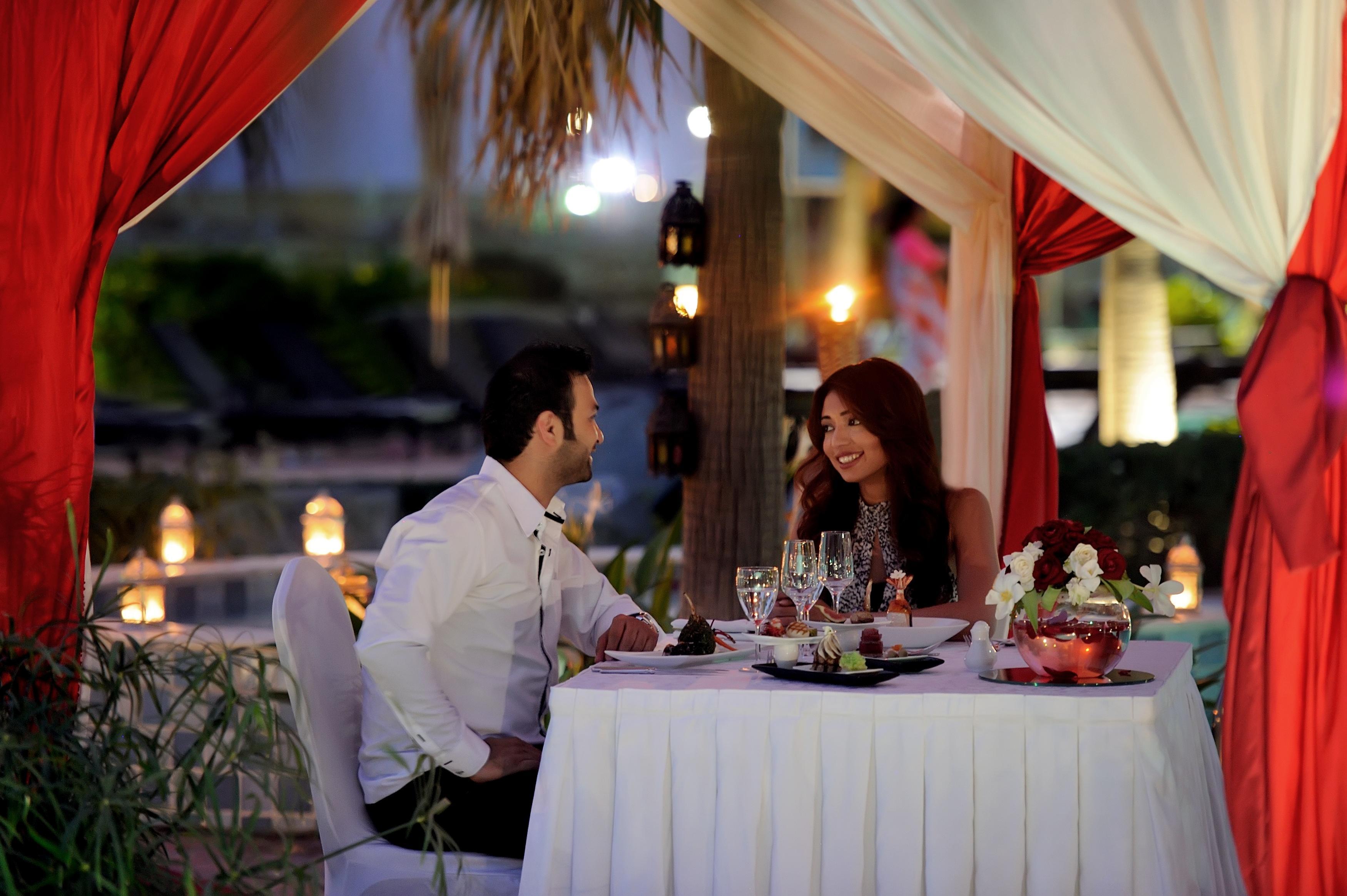 Mövenpick Hotel & Resort Al Bida'a Salmiya Exterior foto A couple dining at a restaurant